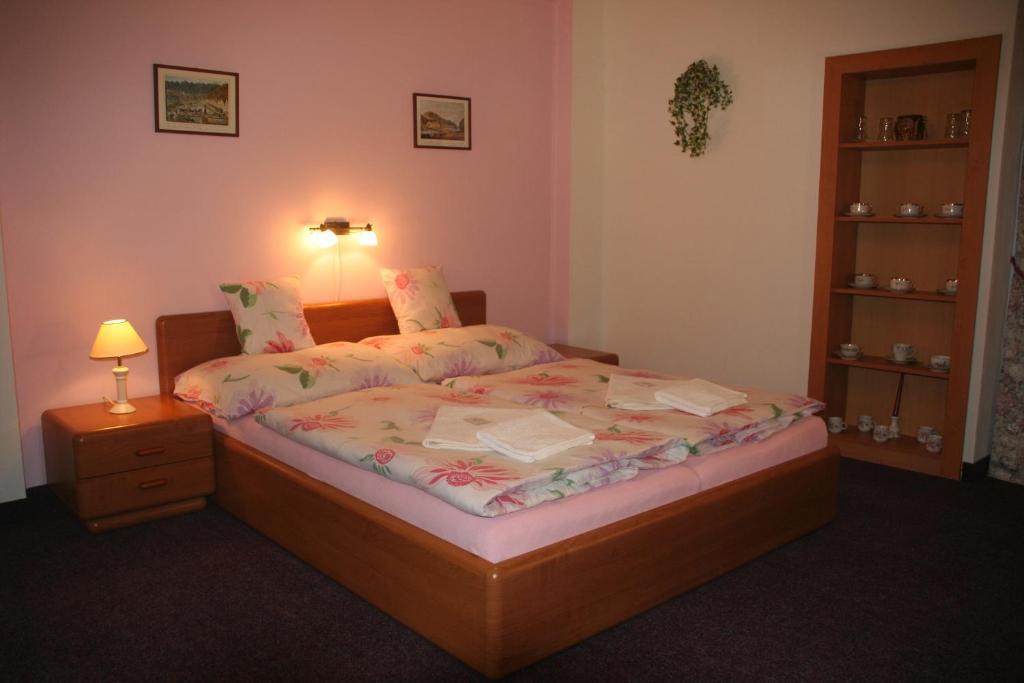 Hotel Chebsky Dvur - Egerlander Hof à Karlovy Vary Chambre photo